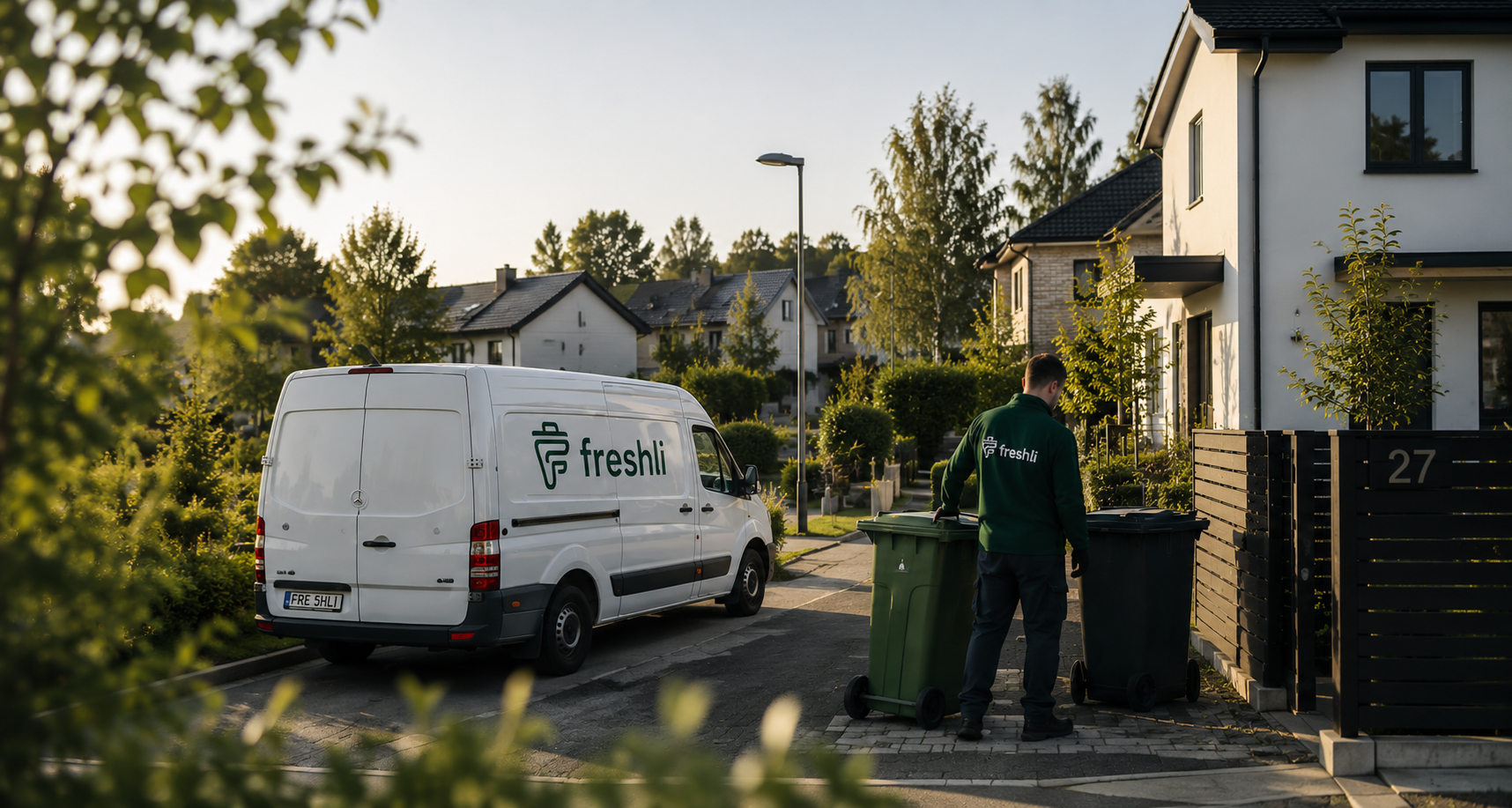 Freshli-bil i ett villaområde i Stockholm med en medarbetare som rengör ett sopkärl
